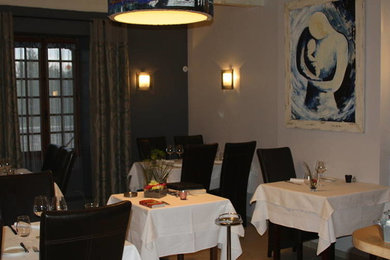 Aménagement d'une salle à manger contemporaine.