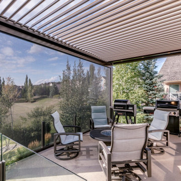 StruXure Adjustable Pergola with Phantom Motorized Screen for UV Protection