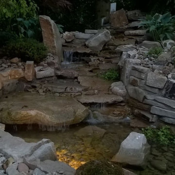 Gartenteichanlage mit Sitzplatz, Bachlauf und Gartenbeleuchtung