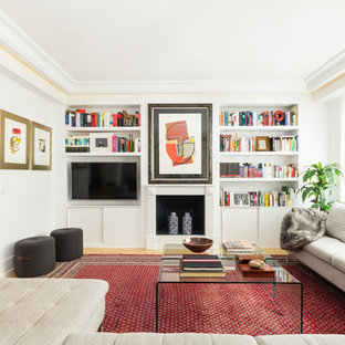 Idéer för ett mellanstort modernt vardagsrum, med ett finrum, vita väggar, mellanmörkt trägolv, en standard öppen spis, en väggmonterad TV och gult golv