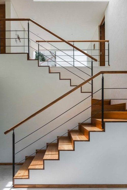 Can we mix a grid wall in a stairway with horizontal railing?