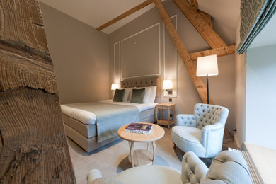 Diseño de habitación de invitados clásica de tamaño medio con paredes grises, moqueta y panelado