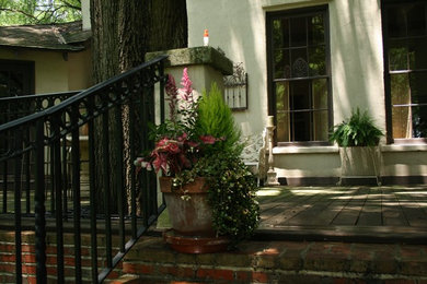 Inspiration for an eclectic shade landscaping in Atlanta for spring.