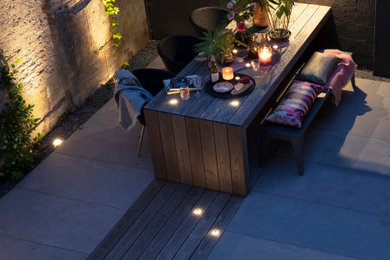 Foto de patio clásico renovado de tamaño medio sin cubierta en patio trasero con jardín vertical y adoquines de hormigón