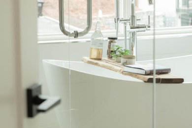 Imagen de cuarto de baño principal retro de tamaño medio con baldosas y/o azulejos blancos, paredes blancas y suelo blanco