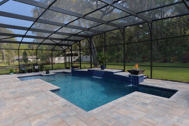 Diseño de piscina rural de tamaño medio rectangular en patio trasero con adoquines de ladrillo