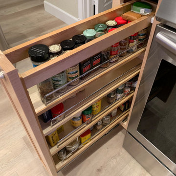 Spice pull out, allows your spices to be neat and accessable.