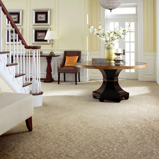 Создайте стильный интерьер: фойе среднего размера в классическом стиле с желтыми стенами, ковровым покрытием, бежевым полом, двустворчатой входной дверью и белой входной дверью - последний тренд