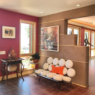 Inspiration för en mellanstor eklektisk foajé, med röda väggar, klinkergolv i terrakotta, en enkeldörr, en vit dörr och rött golv