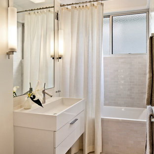 Esempio di una stanza da bagno minimalista con lavabo integrato