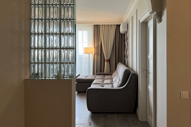 На фото: гостиная комната в стиле неоклассика (современная классика) с полом из керамогранита с