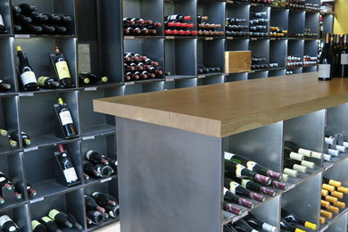 Minimalist wine cellar photo in Toulouse