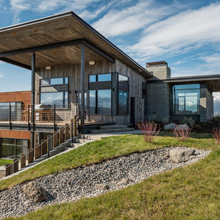 Idéer för att renovera ett stort rustikt hus, med blandad fasad, pulpettak och två våningar