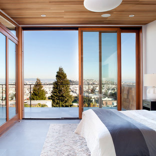 Modernes Hauptschlafzimmer ohne Kamin mit weißer Wandfarbe und Schieferboden in San Francisco