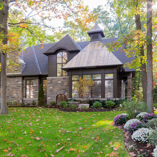 Bild på ett vintage stenhus