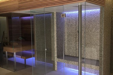 Ispirazione per una grande stanza da bagno design con doccia a filo pavimento e piastrelle a mosaico