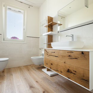 Esempio di una stanza da bagno padronale moderna con ante lisce, ante in legno scuro, WC monopezzo e pavimento in legno verniciato