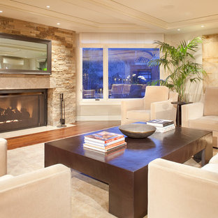 Foto de salón contemporáneo con paredes beige y chimenea tradicional