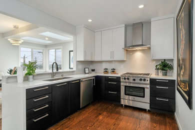Mid-sized modern l-shaped eat-in kitchen in San Francisco with an undermount sink, flat-panel cabinets, white cabinets, quartzite benchtops, white splashback, stainless steel appliances, medium hardwood floors, a peninsula and brown floor.