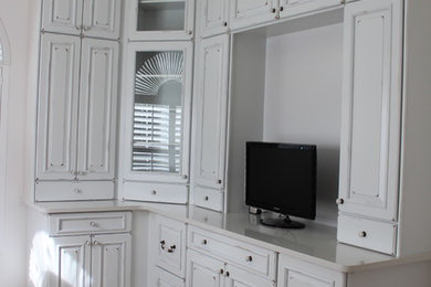 Inspiration for a mid-sized timeless home design remodel in Miami