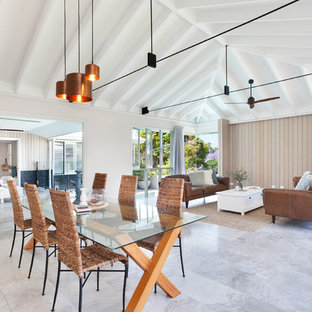 セントラルコーストのミッドセンチュリースタイルのLDKの画像 (白い壁、ライムストーンの床)