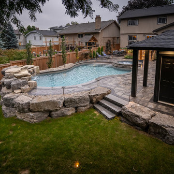Cuved Pool with Water Feature