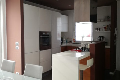 Esempio di una cucina moderna di medie dimensioni con ante lisce, ante bianche, top in quarzite e pavimento grigio