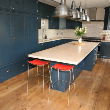 Approved Used Kitchen, Large In Frame Shaker with Bar