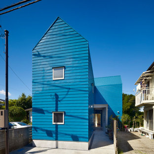 東京23区のコンテンポラリースタイルのおしゃれな家の外観 (青い外壁、切妻屋根) の写真