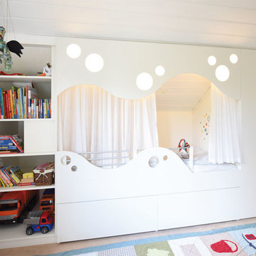 Kinderzimmer: integriertes Bett mit Einbauschrank