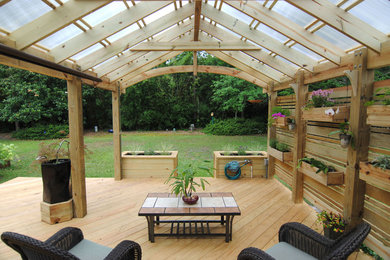 Imagen de patio clásico grande en patio trasero y anexo de casas con jardín de macetas