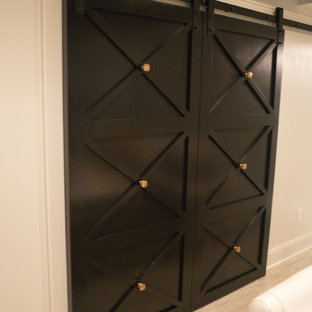 Idée de décoration pour une grande salle de cinéma minimaliste ouverte avec un mur blanc, un sol en vinyl et un écran de projection.