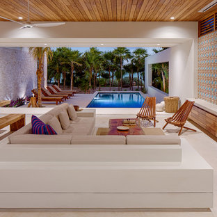 Foto de salón mediterráneo con paredes multicolor y suelo beige