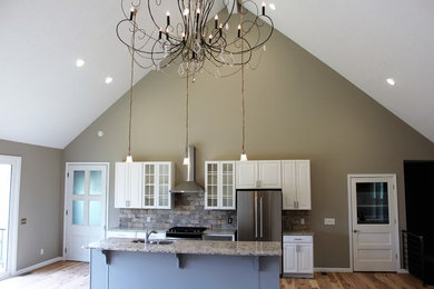Kitchen - traditional kitchen idea in Cleveland