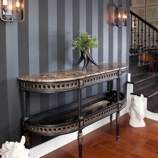 Foto på en mellanstor vintage hall, med svarta väggar, mellanmörkt trägolv och brunt golv