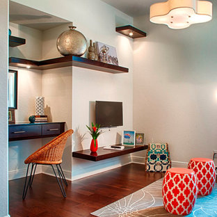 Inspiration för ett vintage hemmabibliotek, med grå väggar, mörkt trägolv och ett inbyggt skrivbord