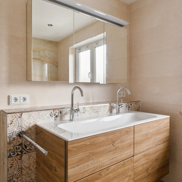 Symbiose von warmen Marmor und Holz | Elegantes Bad in München
