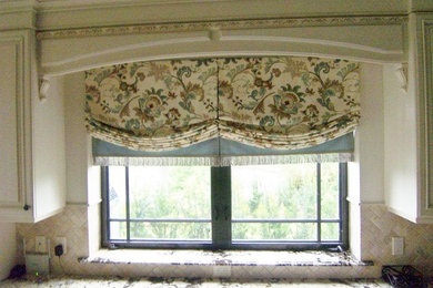 Kitchen - traditional kitchen idea in Miami