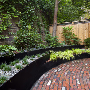 Kleiner, Schattiger Eklektischer Garten hinter dem Haus mit Gartenmauer und Pflasterklinker in New York