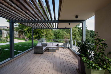 Photo of a modern deck in Lyon.