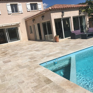 Terrasse et contour de piscine en travertin