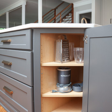 LARGE TWO-TONE KITCHEN