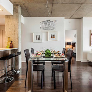 モントリオールの小さいコンテンポラリースタイルのLDKの画像 (白い壁、濃色無垢フローリング)