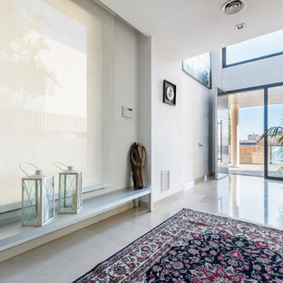 Modelo de distribuidor actual con paredes blancas y puerta simple