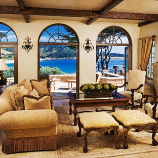 Mittelgroßes, Repräsentatives, Fernseherloses, Offenes Mediterranes Wohnzimmer mit beiger Wandfarbe, Kamin, Kaminsims aus Stein, beigem Boden und Kalkstein in Seattle