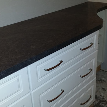 TRANSITIONAL BATHROOMS - White lacquered MDF