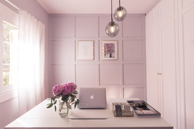 Imagen de despacho clásico renovado de tamaño medio con paredes grises, suelo de madera en tonos medios, escritorio independiente, suelo marrón y papel pintado
