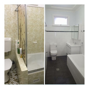 Idee per una piccola stanza da bagno padronale minimalista con ante di vetro, ante bianche, vasca ad angolo, vasca/doccia, WC sospeso, piastrelle bianche, piastrelle in gres porcellanato, pareti bianche, pavimento in gres porcellanato, lavabo sospeso e top in laminato