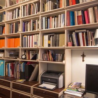 ミラノの中サイズのモダンスタイルのおしゃれなアトリエ・スタジオ (黄色い壁) の写真