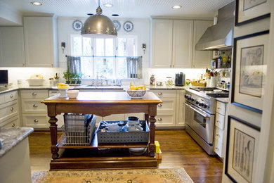 Photo of a traditional kitchen in Dallas.